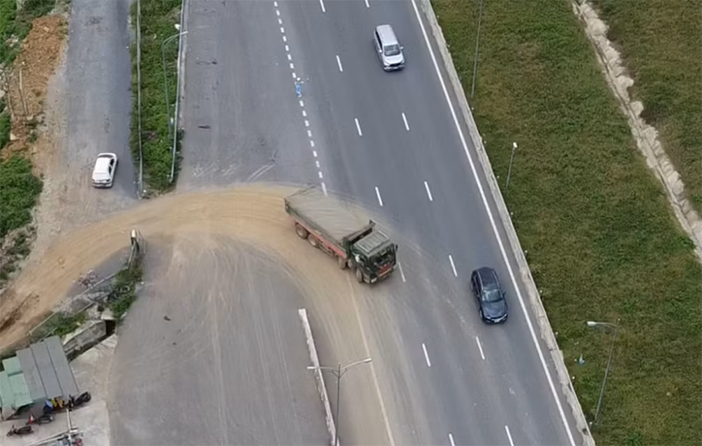 Xe tải đi vào cao tốc Bắc - Nam qua lối mở ngang