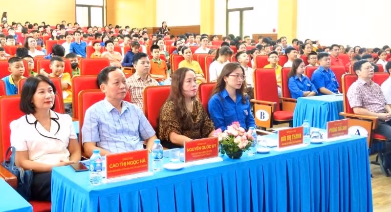 Đại biểu và thí sinh tham dự khai mạc hội thi vào sáng 18/5.