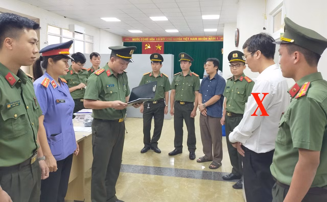 Cơ quan điều tra tống đạt quyết định tố tụng với bị can Nguyễn Thế Hùng, nguyên Giám đốc Chi nhánh Văn phòng đăng ký đất đai thành phố Sầm Sơn.