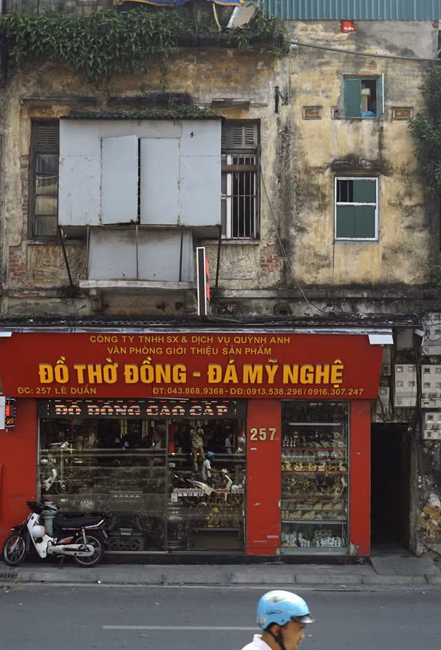 Nhà cũ mặt phố Hà Nội: Dưới long lanh, trên xập xệ ảnh 3