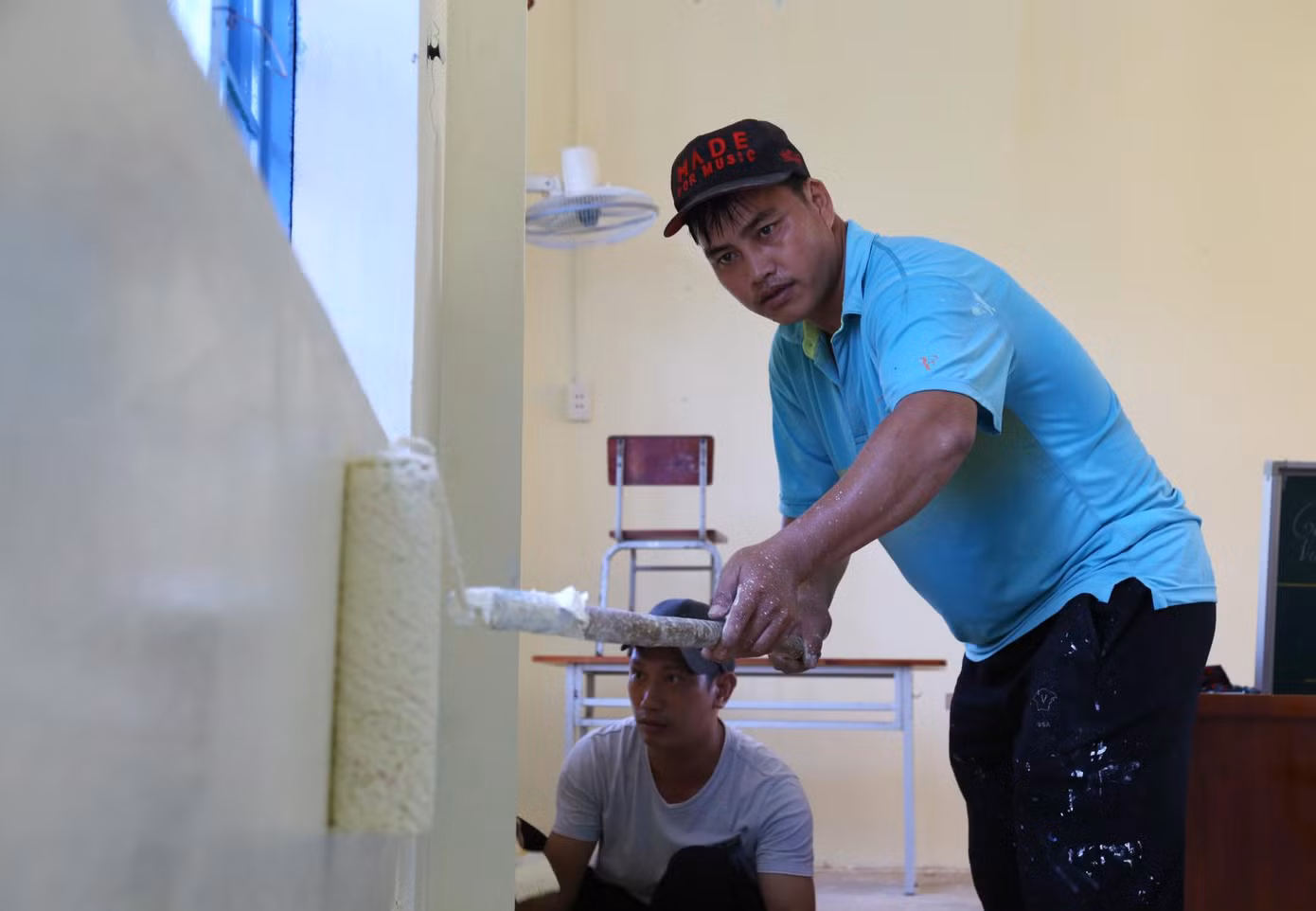 Để thực hiện chương trình, lực lượng đoàn viên, thanh niên là cán bộ giáo viên các trường được huy động "mặc áo mới" cho ngôi trường của mình.