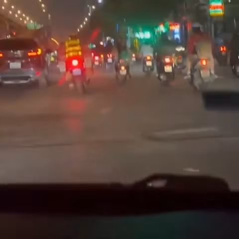Chiến sĩ CSGT đi phía trước "mở đường" cho xe ô tô chở người bệnh.