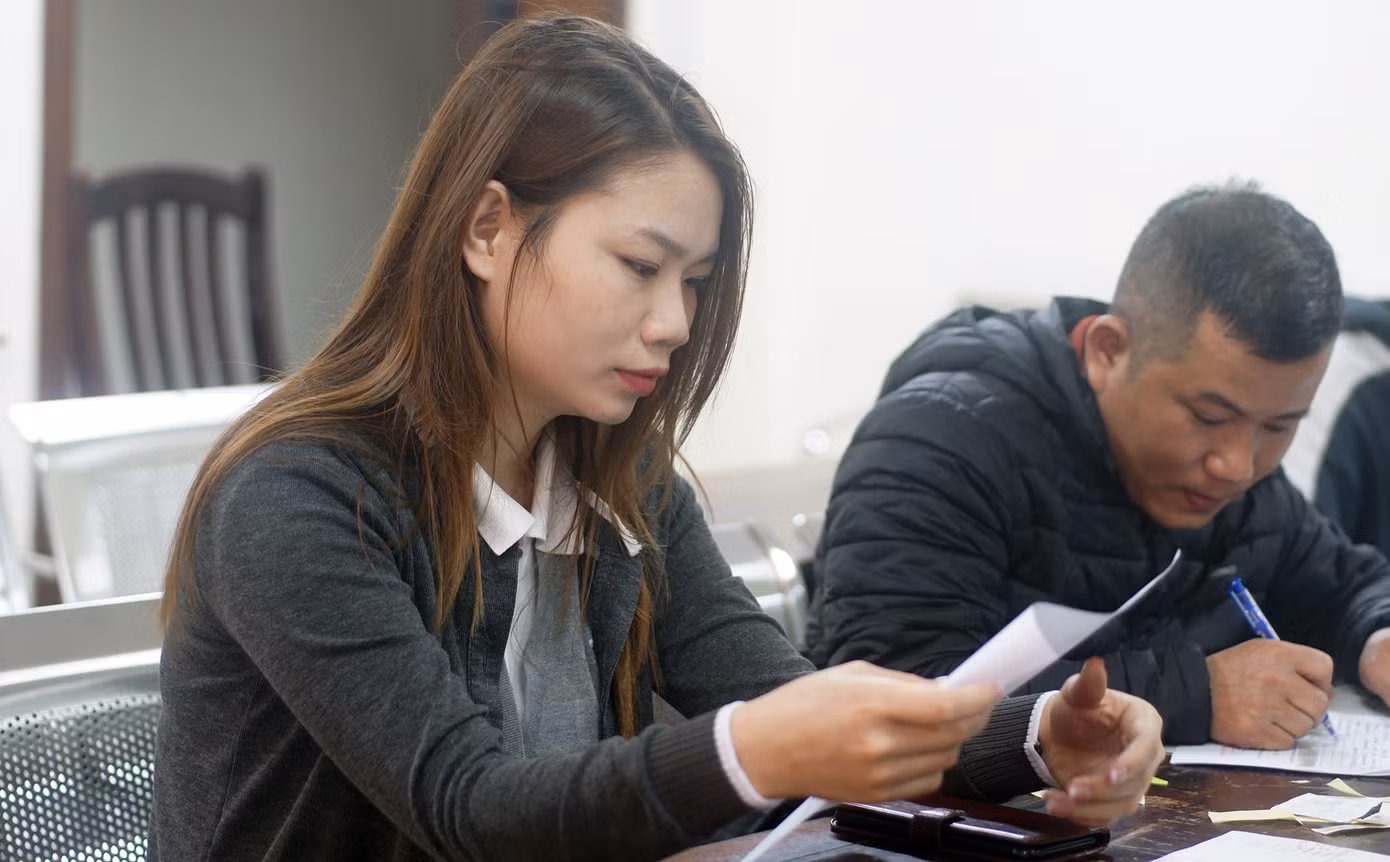 Chị Dung đến Công an phường Trung Văn làm thủ tục đăng ký xe.