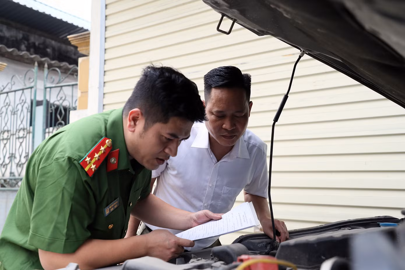 Người dân đến làm thủ tục thuận tiện hơn khi công an xã tiếp nhận nhiệm vụ.