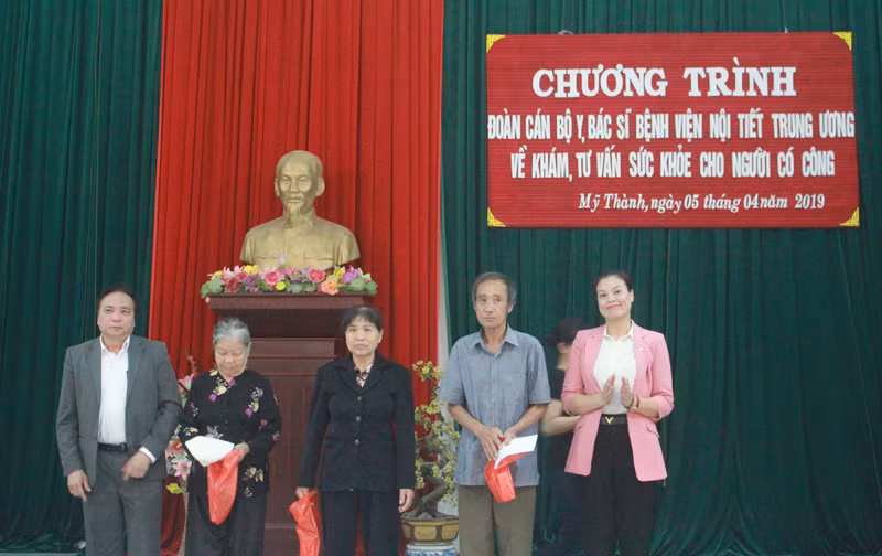 Bác sỹ trẻ thăm khám cho hơn 1.000 người có công tại Hà Nội ảnh 3