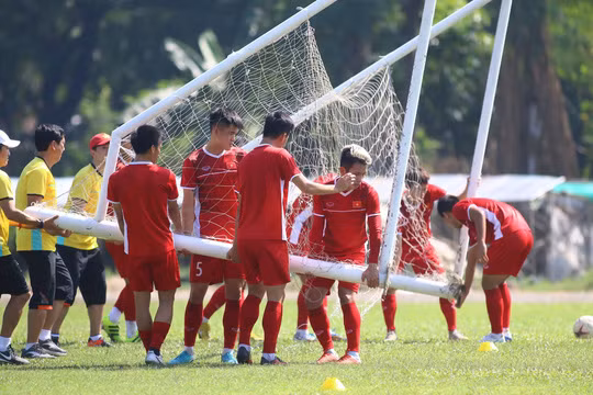Bàn thắng không được công nhận, Văn Toàn than 'số mình quá đen' ảnh 2