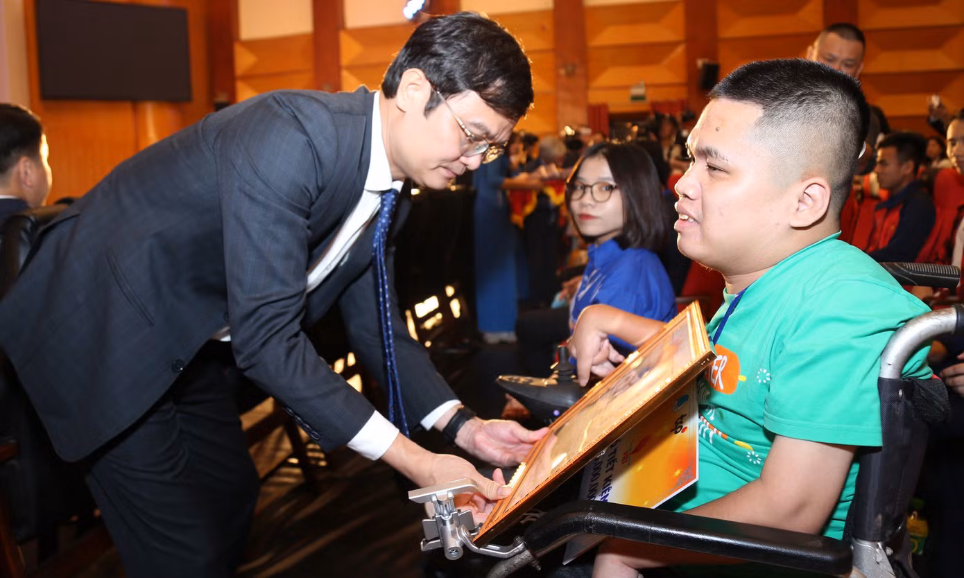 Anh Bùi Quang Huy - Uỷ viên dự khuyết T.Ư Đảng, Bí thư thứ nhất T.Ư Đoàn vinh danh thanh niên khuyết tật tiêu biểu năm 2023.