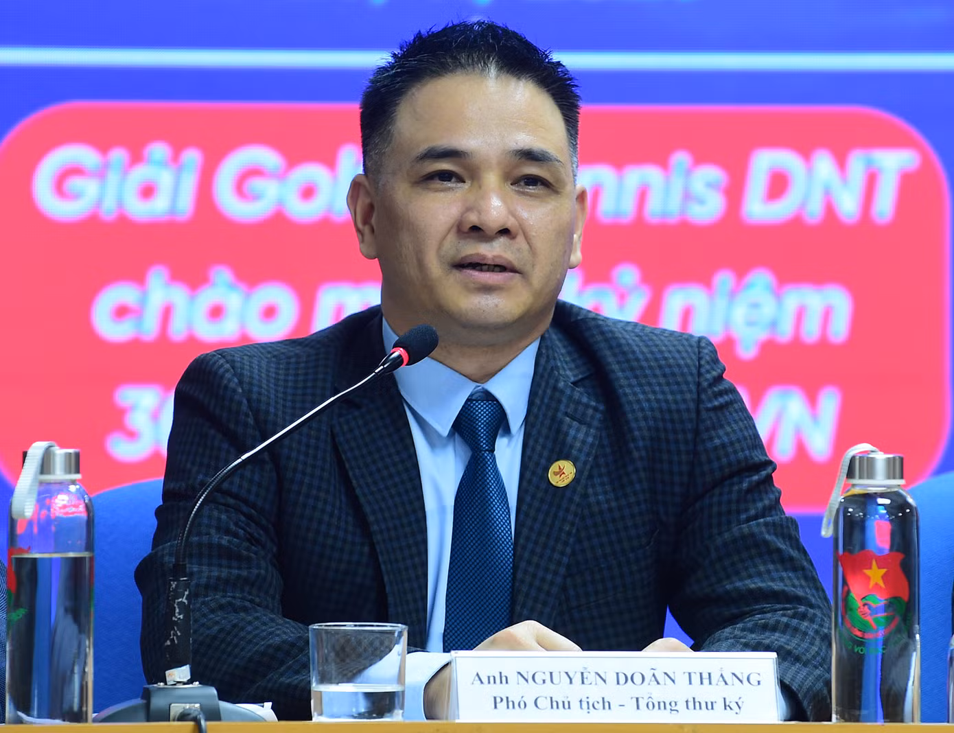 Anh Nguyễn Doãn Thắng chia sẻ về hoạt động trong chương trình kỷ niệm 30 năm phong trào doanh nhân trẻ Việt Nam. Ảnh: Xuân Tùng