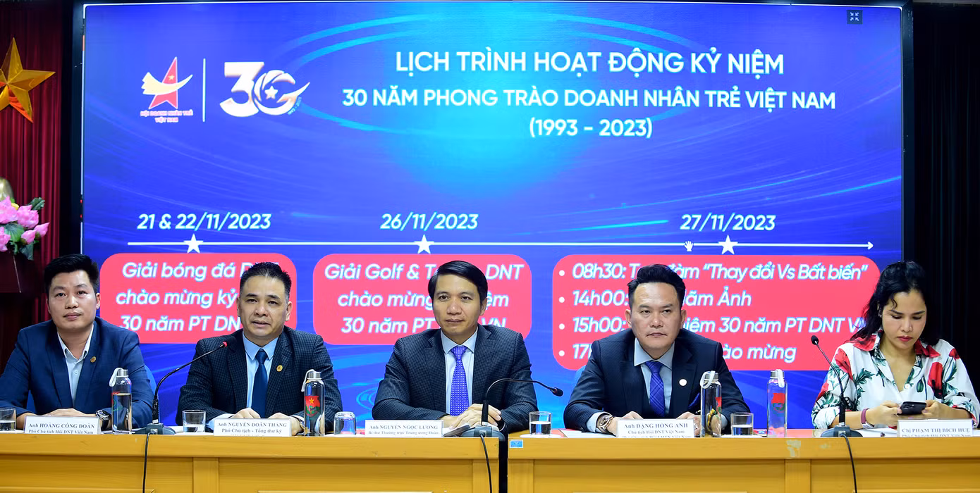 Anh Nguyễn Ngọc Lương (giữa) dự và chủ trì buổi họp báo. Ảnh: Xuân Tùng