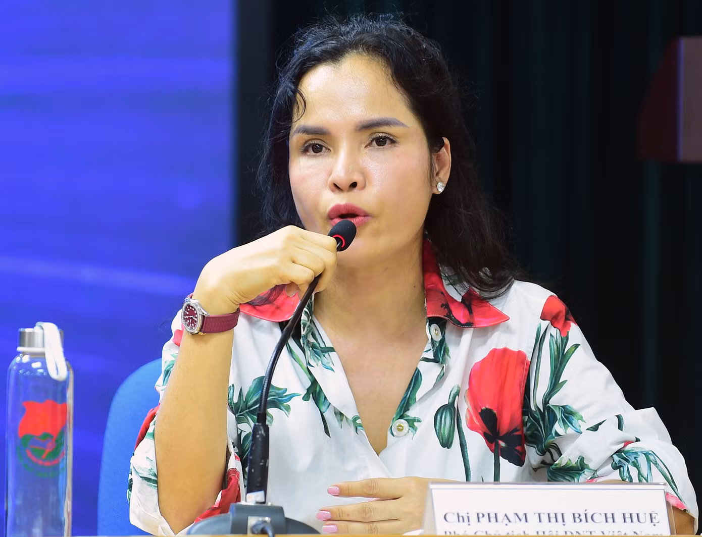 Chị Phạm Thị Bích Huệ chia sẻ về việc lựa chọn tiêu đề tọa đàm là “Thay đổi với bất biến”. Theo chị Huệ, sự bất biến thể hiện ở tinh thần cống hiến hết mình, dấn thân, đoàn kết của cộng đồng doanh nhân trẻ trong 30 năm qua, luôn là lá cờ đầu tiên phong trong phát triển các lĩnh vực kinh tế. Thay đổi thể hiện ở hoạt động của Hội ngày càng đi vào thực chất, cụ thể; quy mô của Hội không chỉ nằm ở phạm vi Việt Nam mà đã vươn tới cộng đồng doanh nhân trẻ ASEAN. Ảnh: Xuân Tùng