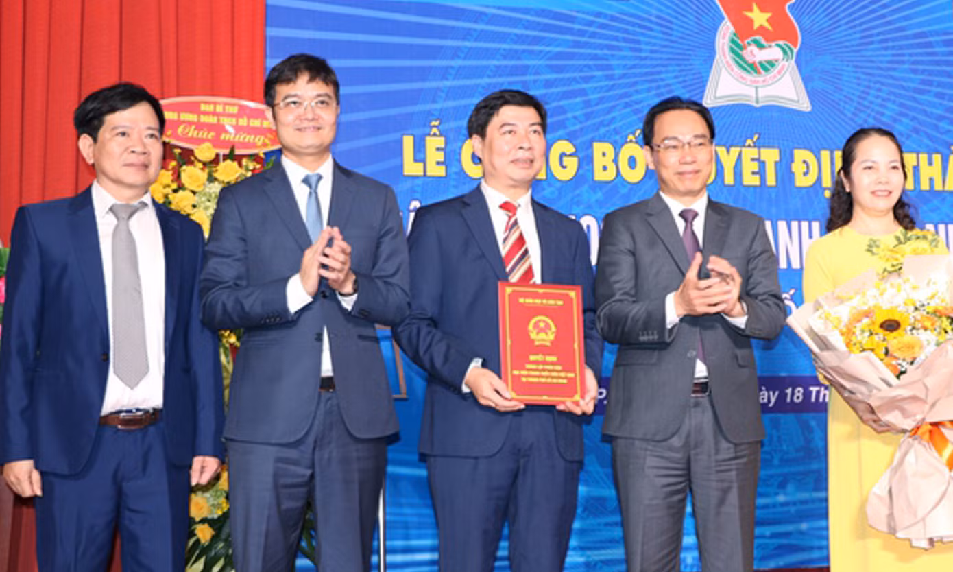Thứ trưởng Bộ GD&amp;ĐT Hoàng Minh Sơn (thứ 2, từ phải qua) và Bí thư thứ nhất T.Ư Đoàn (thứ 2, từ trái qua), cùng trao Quyết định thành lập Phân hiệu Học viện Thanh thiếu niên Việt Nam tại TP.HCM cho Giám đốc Học viện Thanh thiếu niên Việt Nam Nguyễn Hải Đăng.