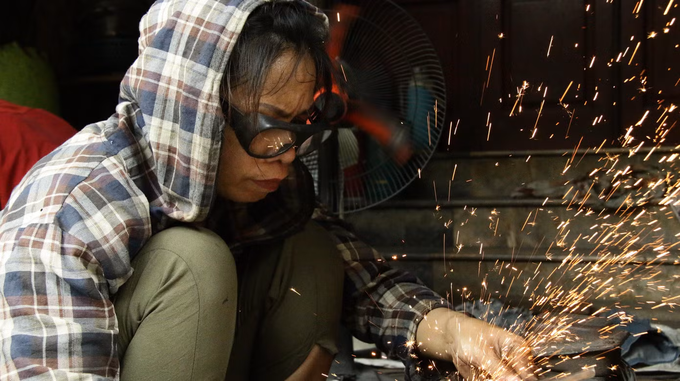 Nghề rèn Đa Sỹ cũng có sự tham gia của những người phụ nữ.
