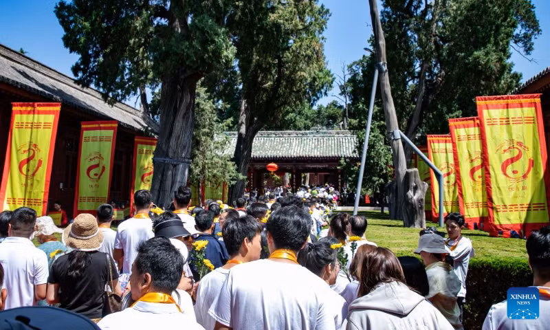 Nhiều người Trung Quốc xếp hàng vào đền Phục Hy, tỉnh Cam Túc, tháng 6/2023. (Ảnh: Xinhua)