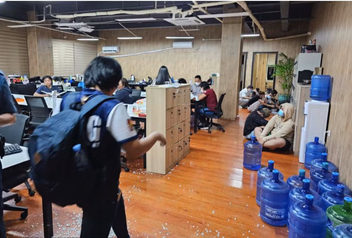 Cảnh sát Philippines đột kích một văn phòng lừa đảo Las Pinas, Philippines ngày 27/6.