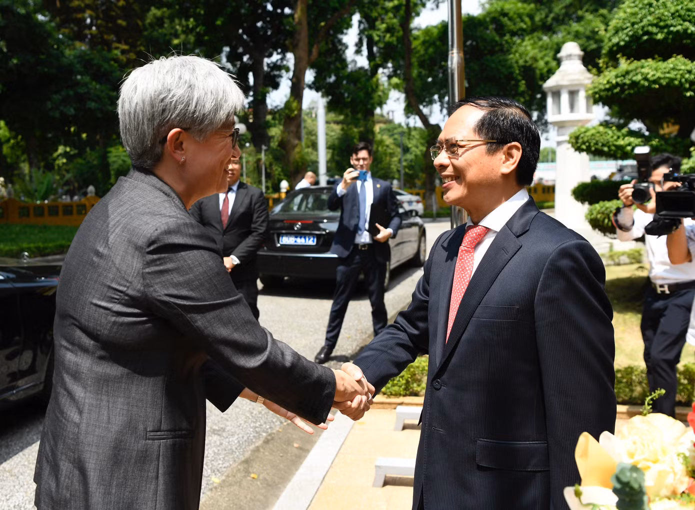 Bộ trưởng Ngoại giao Bùi Thanh Sơn đón Bộ trưởng Ngoại giao Úc Penny Wong. (Ảnh: Như Ý)