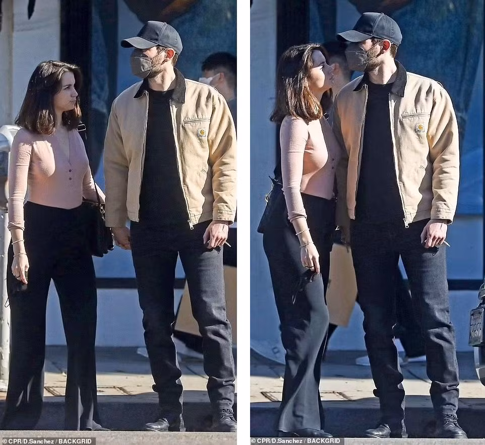 Theo Daily Mail, tình mới của Ana De Armas là Phó Chủ tịch của ứng dụng hẹn hò nổi tiếng Tinder, Paul Boukadakis.