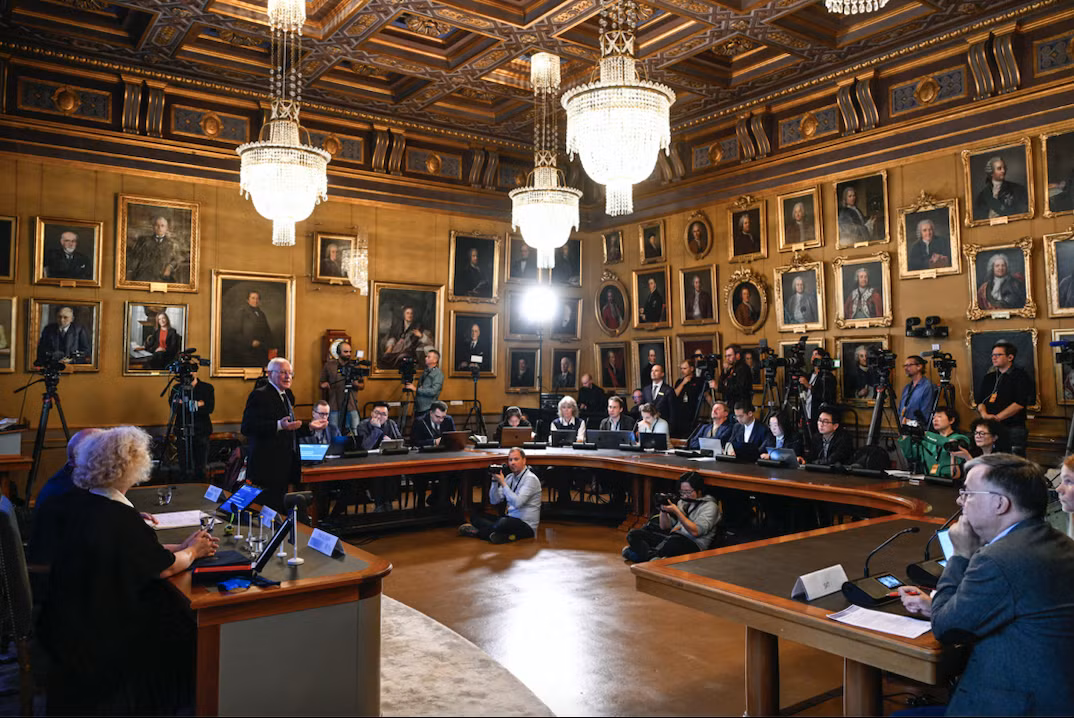 Buổi công bố người chiến thắng Giải Nobel Vật lý năm 2023 tại Viện Hàn lâm Khoa học Hoàng gia ở Stockholm ngày 3/10/2023. (Ảnh: AP)