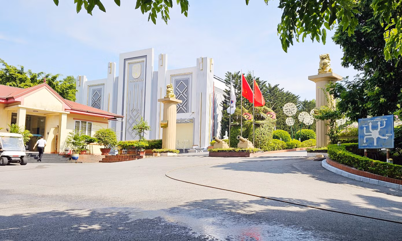 Sau 90 ngày, kể từ ngày có quyết định xử phạt, Công ty Phượng Hoàng không xuất trình giấy phép xây dựng thì người có thẩm quyền xử phạt ra văn bản thông báo yêu cầu công ty tự phá dỡ phần công trình xây dựng vi phạm. Nếu công ty không tự phá dỡ sẽ bị áp dụng biện pháp cưỡng chế. Ảnh: Lâm Vỹ.