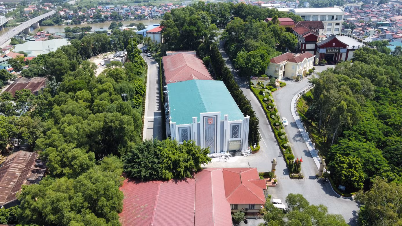 Quán bar không phép rộng cả nghìn m2 trong khuôn viên dự án Khu nghỉ dưỡng và giải trí quốc tế Phượng Hoàng trên đồi Pháo Thủ. Ảnh: Lâm Vỹ.