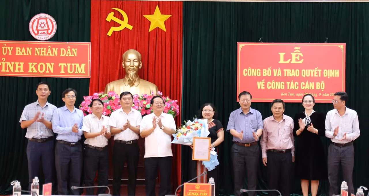 Chủ tịch UBND tỉnh Kon Tum tặng hoa chúc mừng tân Phó Phó Giám đốc Sở Nội vụ.