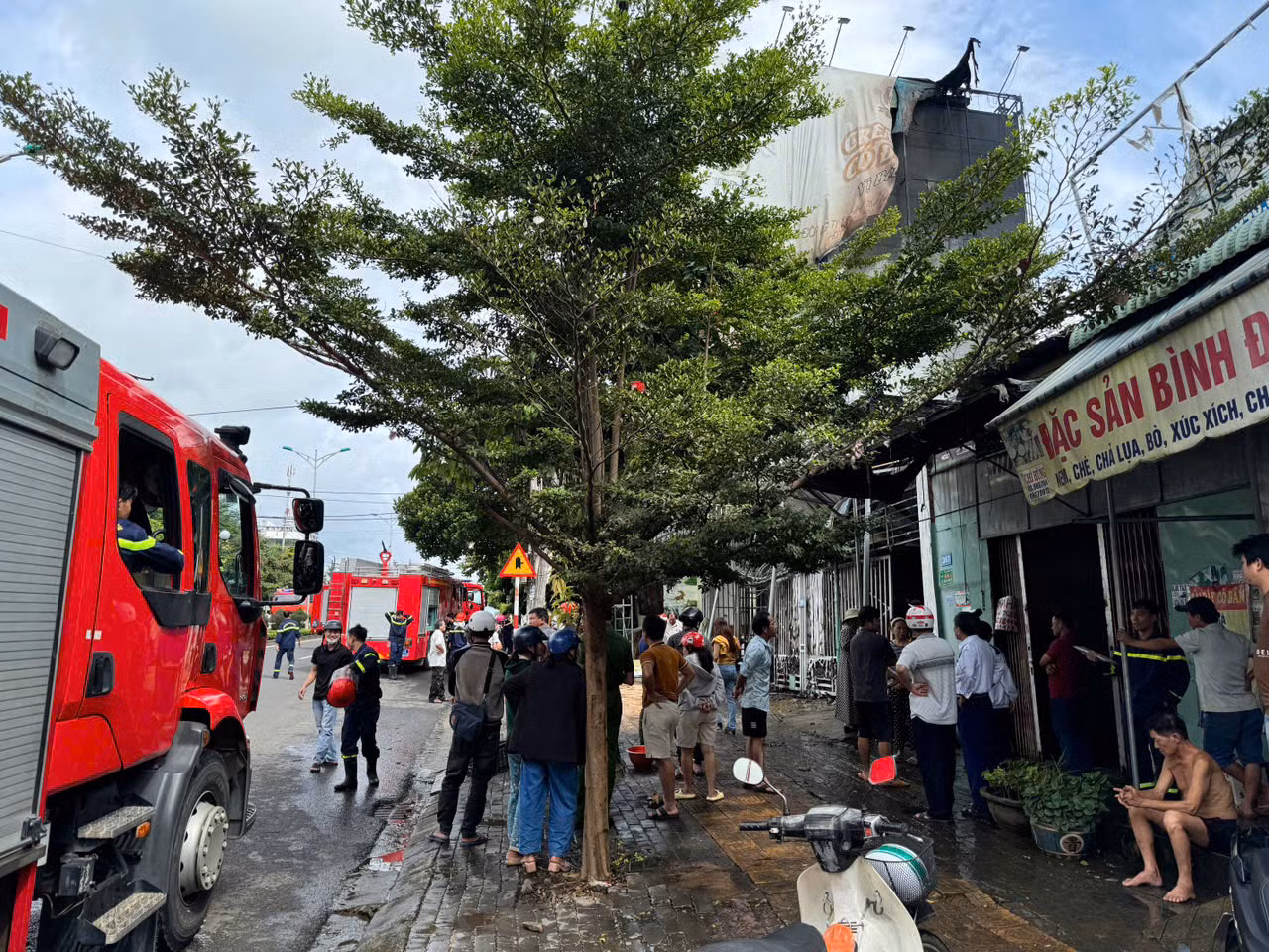 Lực lượng phòng cháy chữa cháy TP.Kon Tum đã dập tắt hoàn toàn đám cháy.