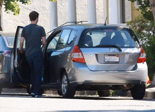 Mark Zuckerberg được bắt gặp khi lái chiếc Honda Jazz