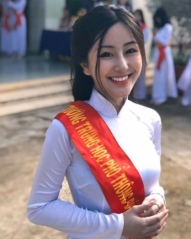 Hot girl biết điểm thi THPT quốc gia: Người ăn mừng, kẻ lo lắng ảnh 1