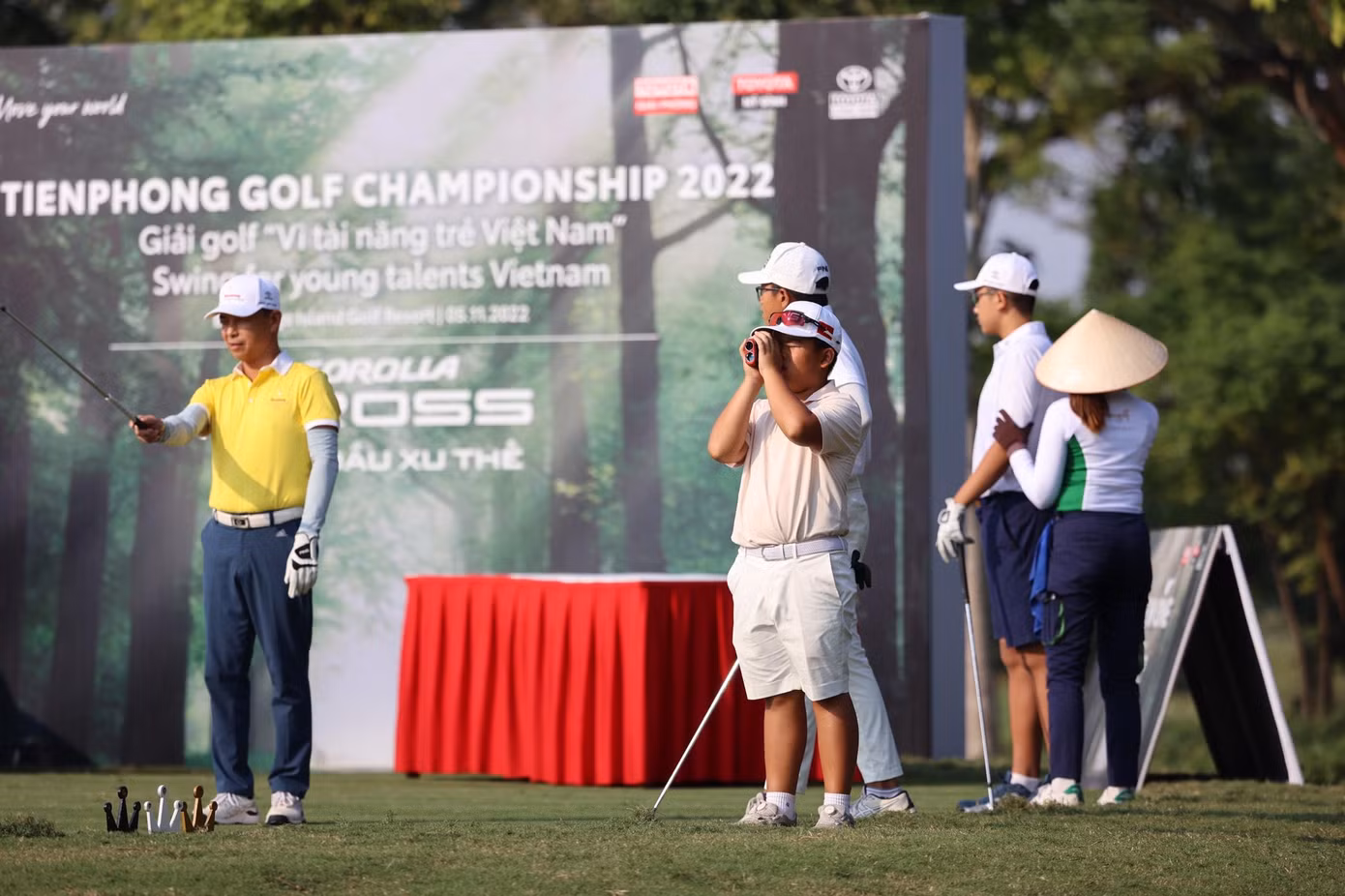 Tại Tiền Phong Golf Championship, việc sử dụng thiết bị đo khoảng cách (Distance Measuring Devices) cho phép người chơi biết cách điều chỉnh chính xác từ vị trí bóng golf đến hố golf có gắn cờ, độ dốc của địa hình sân.