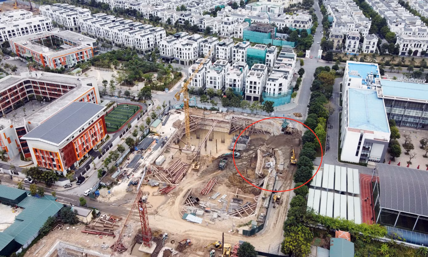 Chủ đầu tư dự án chung cư Ruby Riverside tại phường Phúc Đồng (quận Long Biên, Hà Nội) bị phạt 180 triệu đồng sau sự cố thi công gây sạt lở, sụt lún đoạn phố Mai Phúc (phần khoanh đỏ - PV).