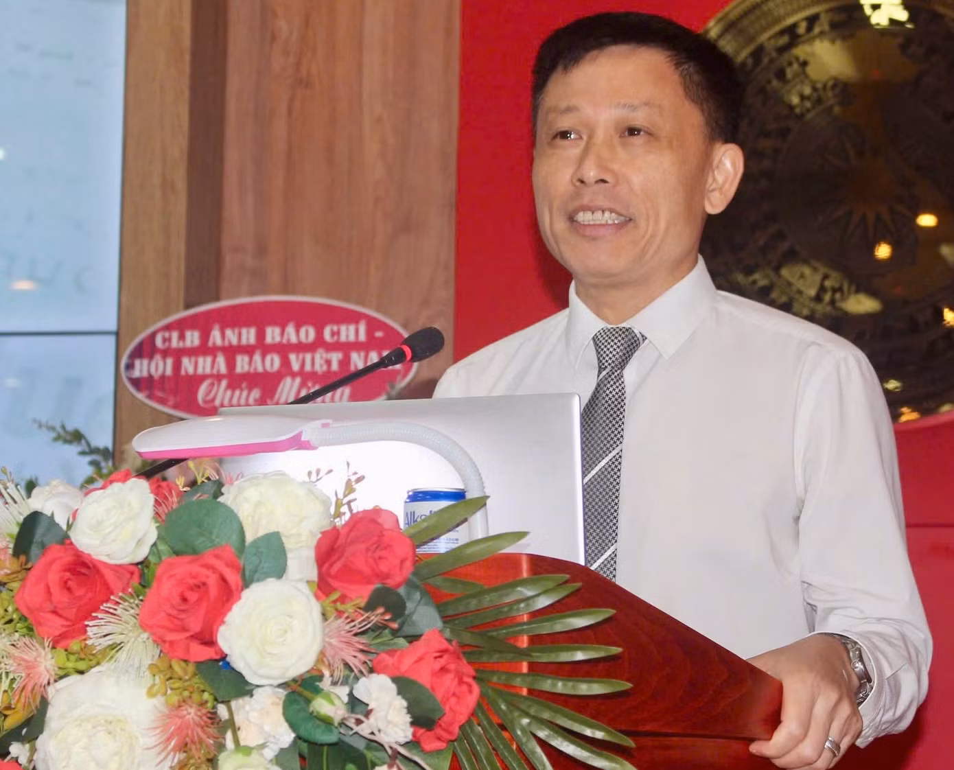PGS.TS Nguyễn Thành Lợi - Ủy viên BCH Hội Nhà báo Việt Nam, Tổng Biên tập báo Kinh tế và Đô thị trình bày tham luận tại hội thảo.