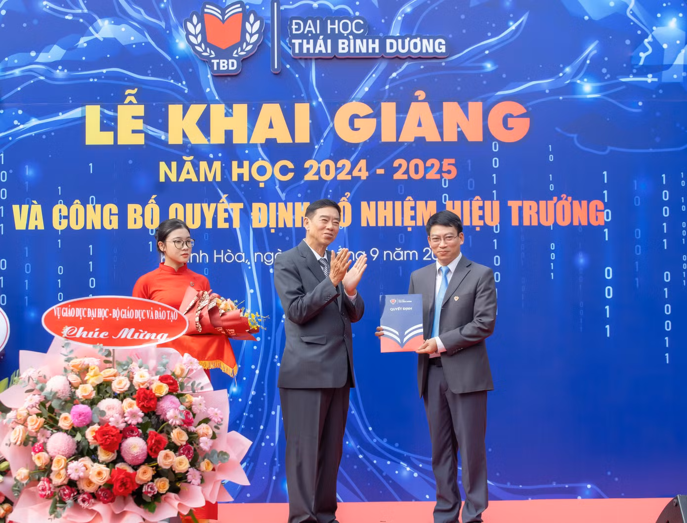 Chủ tịch Hội đồng trường Đại học Thái Bình Dương trao quyết định bổ nhiệm Hiệu trưởng cho GS.TS Đào Văn Đông (ảnh phải). Chủ tịch Hội đồng trường Đại học Thái Bình Dương trao quyết định bổ nhiệm Hiệu trưởng cho GS.TS Đào Văn Đông (ảnh phải).