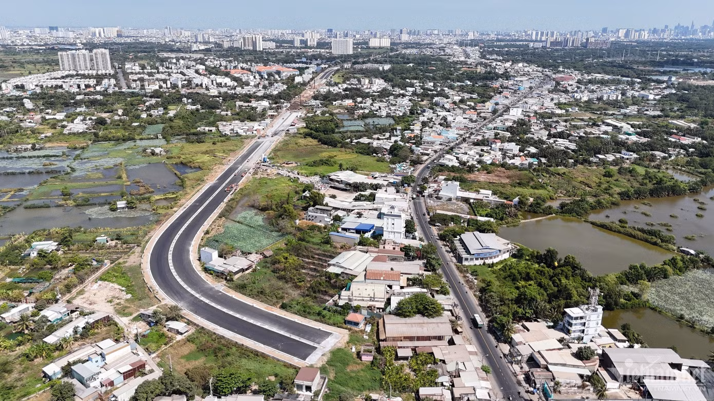 Trong ảnh là đoạn kết thúc của đường song hành Quốc lộ 50 (bên trái) dài hơn 4 km, quy mô 6 làn xe . Quốc lộ 50 hiện hữu (bên trái) với 4 làn xe. Dự kiến, giữa tháng 3 này, chủ đầu tư sẽ khởi công 3 gói thầu xây lắp đoạn mở rộng Quốc lộ 50 hiện hữu dài khoảng 2,56 km đến giáp với tỉnh Long An.