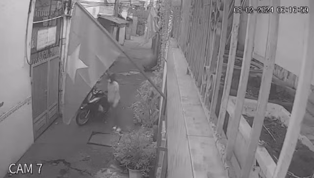Camera an ninh ghi lại hình ảnh chị Thống tan làm về nhà hôm 8-2.