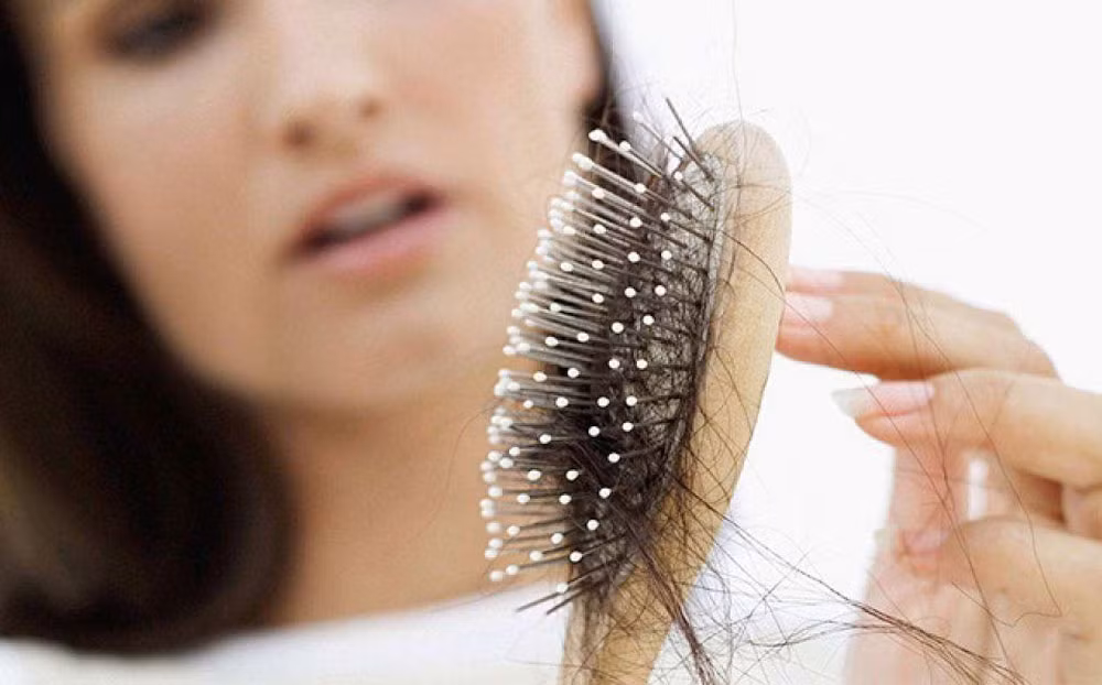 Để hạn chế rụng tóc trong mùa đông, bạn cần có một chế độ chăm sóc tóc hợp lý.