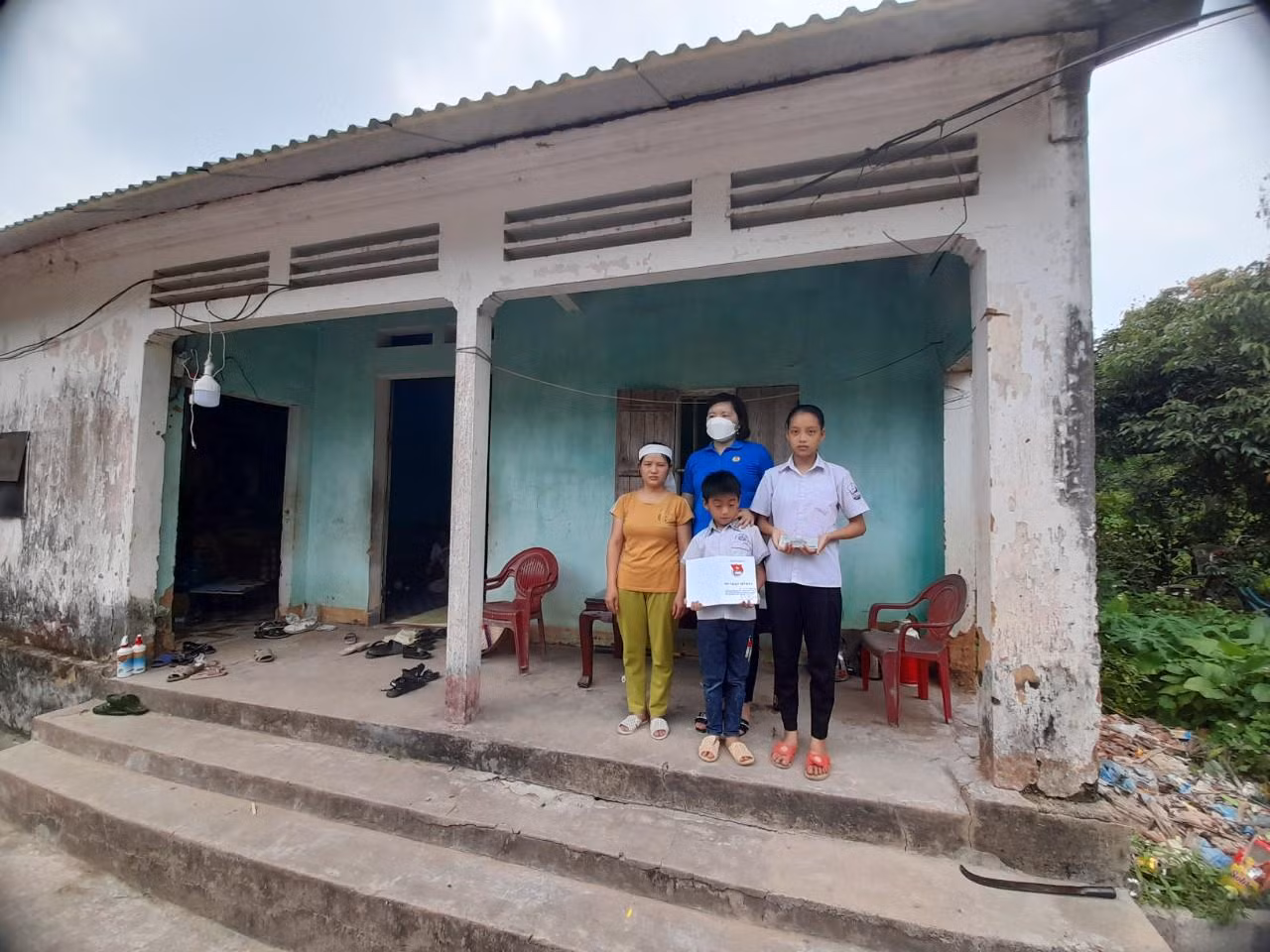 Hai cháu nhỏ mồ côi mẹ nay lại mồ côi bà