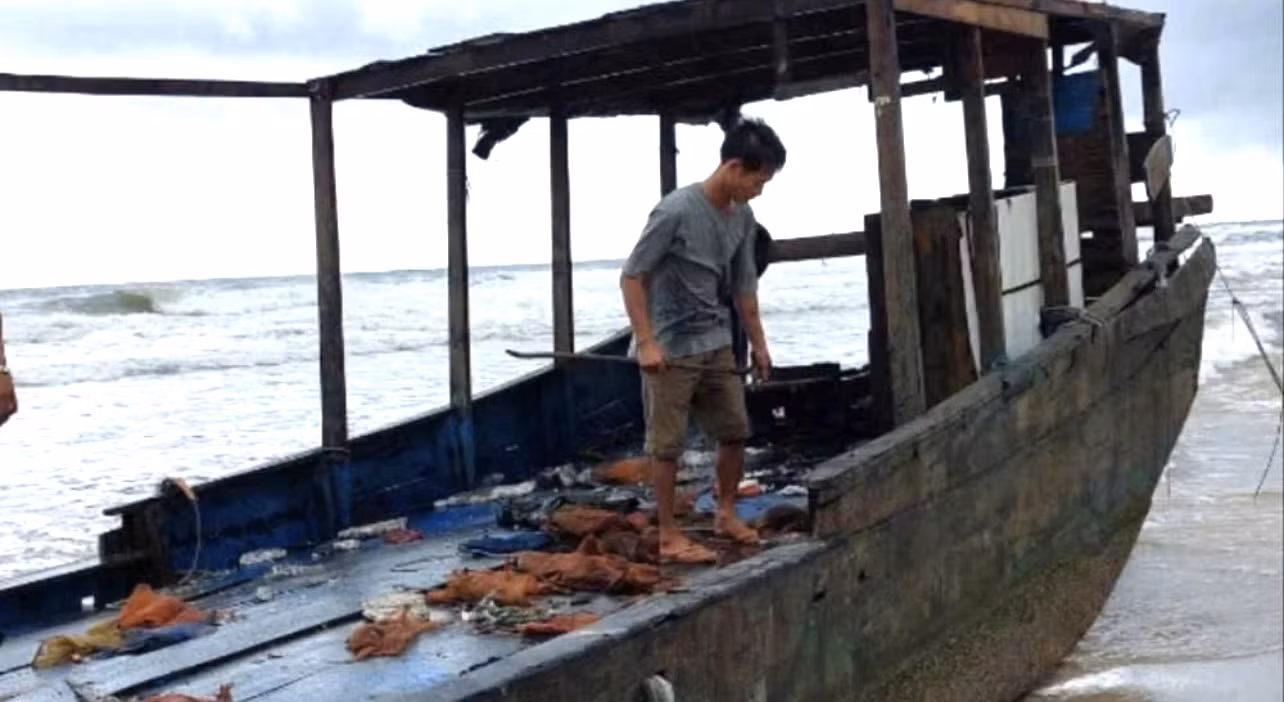 Người dân phát hiện chiếc tàu có chữ nước ngoài trôi dạt vào bờ biển tỉnh Quảng Trị. Người dân phát hiện chiếc tàu có chữ nước ngoài trôi dạt vào bờ biển tỉnh Quảng Trị.