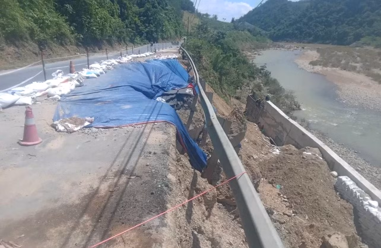 Sạt lở trên Quốc lộ 9.