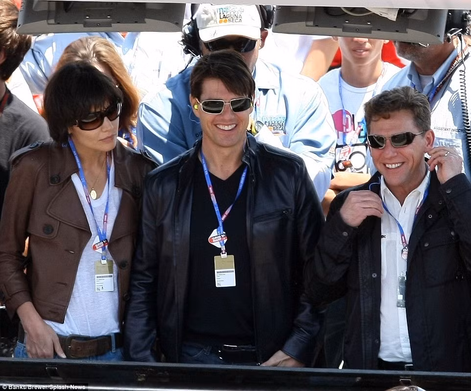 Miscavige (phải) có mối quan hệ khăng khít với Tom Cruise. Ảnh: Splash News.
