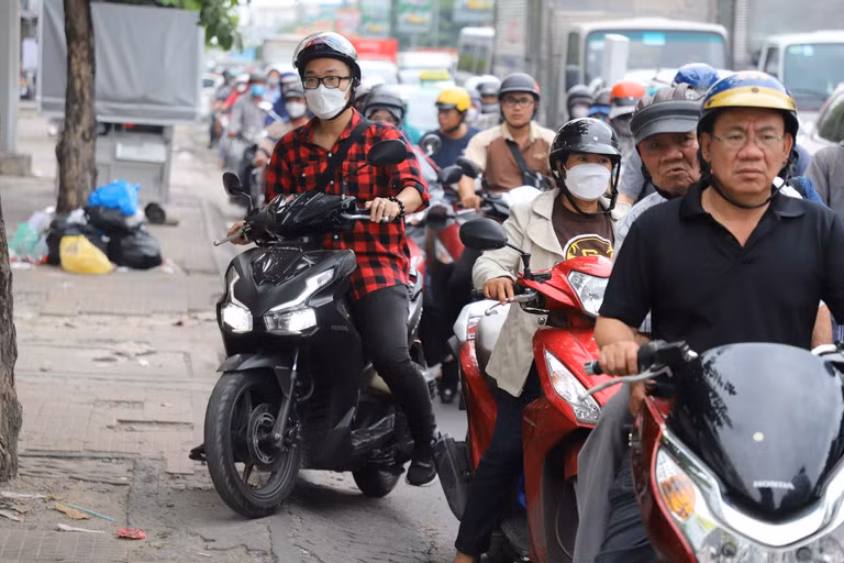 Nhiều người lao xe lên vỉa hè để thoát cảnh nhích từng mét trên đường.