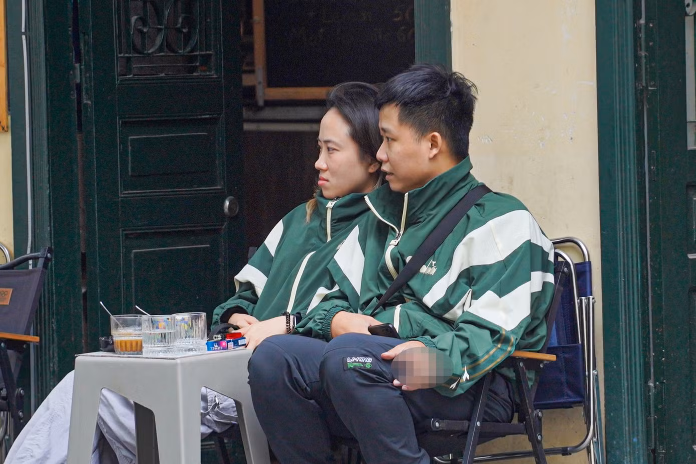 Một số bạn trẻ tỏ ra thích thú khi đón gió lạnh giữa mùa hè, mặc áo ấm và tận hưởng ly cà phê trong tiết trời se lạnh cuối tuần.