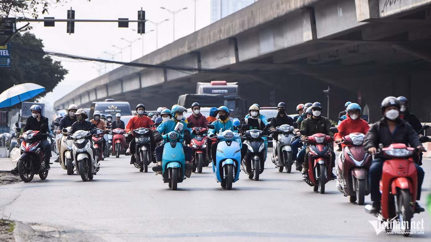 Do lưu lượng người qua lại khu vực phía Nam rất đông nên những tuyến đường lớn quanh khu vực phường thường xuyên bị ùn tắc bất cứ khung giờ nào trong ngày. Do lưu lượng người qua lại khu vực phía Nam rất đông nên những tuyến đường lớn quanh khu vực phường thường xuyên bị ùn tắc bất cứ khung giờ nào trong ngày.