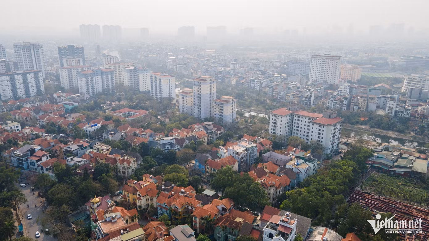 Dân cư đổ về đông đúc khiến Hoàng Liệt trở thành phường đông dân nhất Hà Nội. Toàn phường có gần 100 tòa chung cư cao tầng, tập trung nhiều nhất ở khu vực bán đảo Linh Đàm. Dân cư đổ về đông đúc khiến Hoàng Liệt trở thành phường đông dân nhất Hà Nội. Toàn phường có gần 100 tòa chung cư cao tầng, tập trung nhiều nhất ở khu vực bán đảo Linh Đàm.