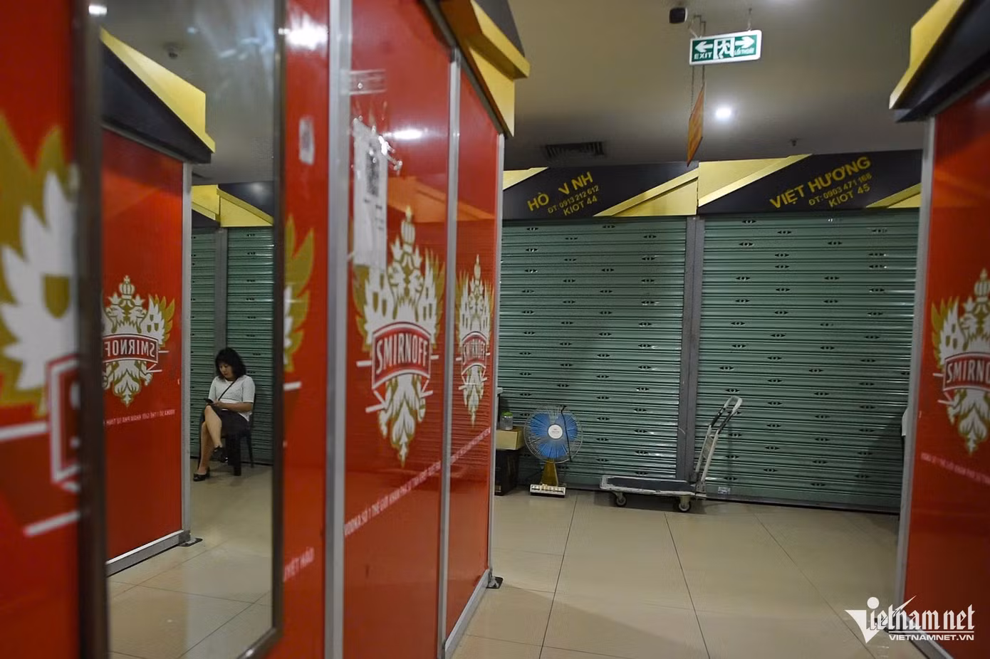 Tầng 1 khu chợ bán mặt hàng thời trang như quần áo, giày dép, đóng cửa đã mấy ngày nay. Nhân viên bảo vệ cho biết, khu này trước đây không đến nỗi vắng vẻ như hiện tại. "Thời gian gần đây, tiểu thương thường xuyên mở hàng muộn, có hôm nghỉ bán", ông nói.