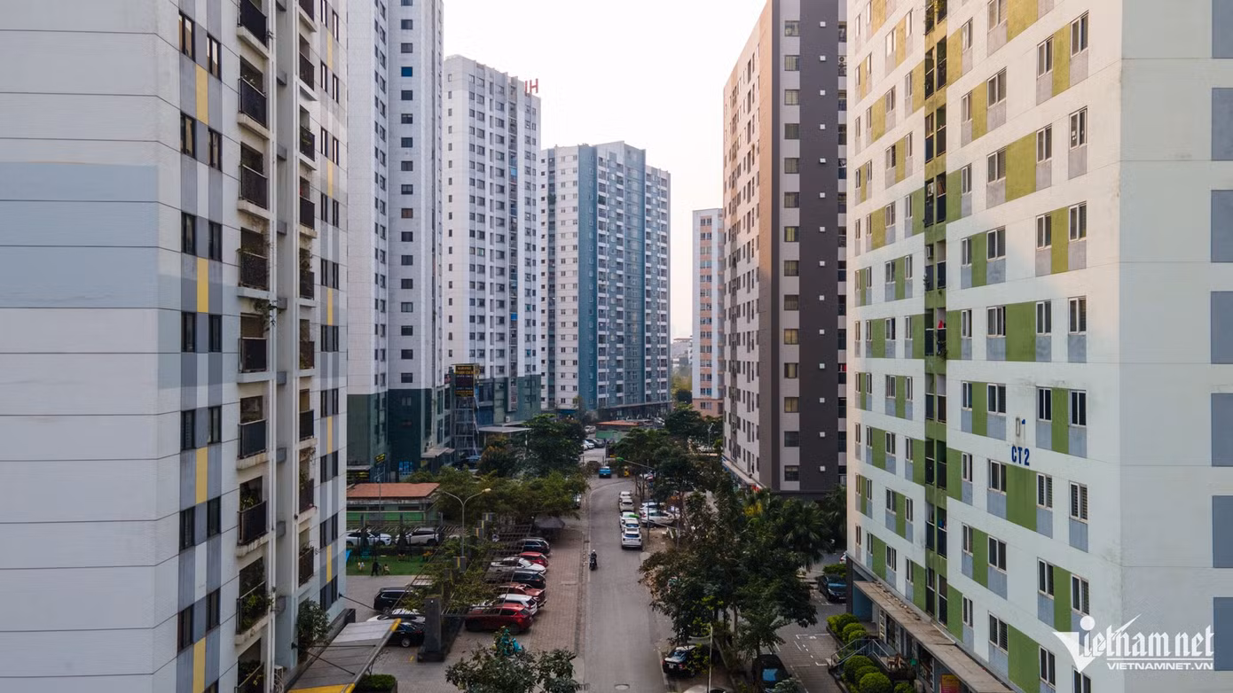 Bên cạnh đó, các khu đô thị đông dân bậc nhất như: Khu đô thị mới bán đảo Linh Đàm, Khu đô thị Pháp Vân - Tứ Hiệp, Khu đô thị Tây Nam Linh Đàm, Khu đô thị Bắc Linh Đàm đều thuộc phường này. Bên cạnh đó, các khu đô thị đông dân bậc nhất như: Khu đô thị mới bán đảo Linh Đàm, Khu đô thị Pháp Vân - Tứ Hiệp, Khu đô thị Tây Nam Linh Đàm, Khu đô thị Bắc Linh Đàm đều thuộc phường này.