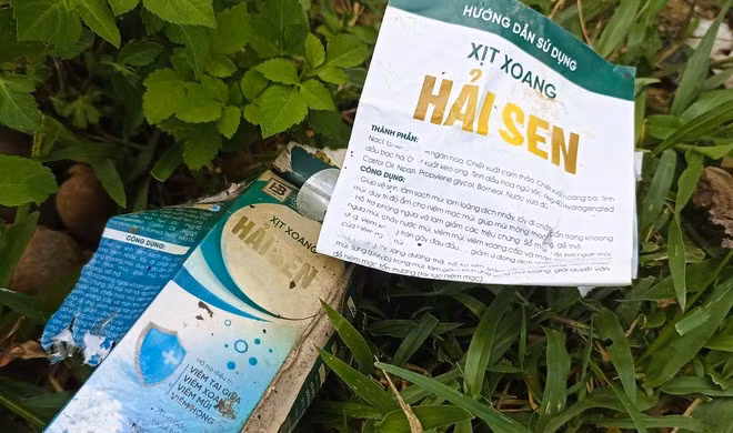 Một số sản phẩm có tên xịt xoang Hải Sen, sâm tố nữ Hải Sen... đang còn hạn vứt đầy ven hồ Thường Xung (xã Văn Phú, huyện Nho Quan)