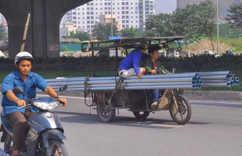 “Hung thần” xe ba bánh vẫn bủa vây Hà Nội ảnh 1