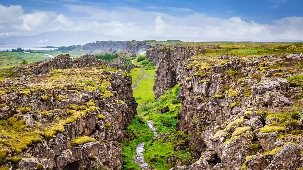 Tại Công viên quốc gia Thingvellir ở Iceland, vết nứt giữa mảng kiến tạo Bắc Mỹ và Á-Âu có thể nhìn thấy rõ. (Ảnh: Mlenny)