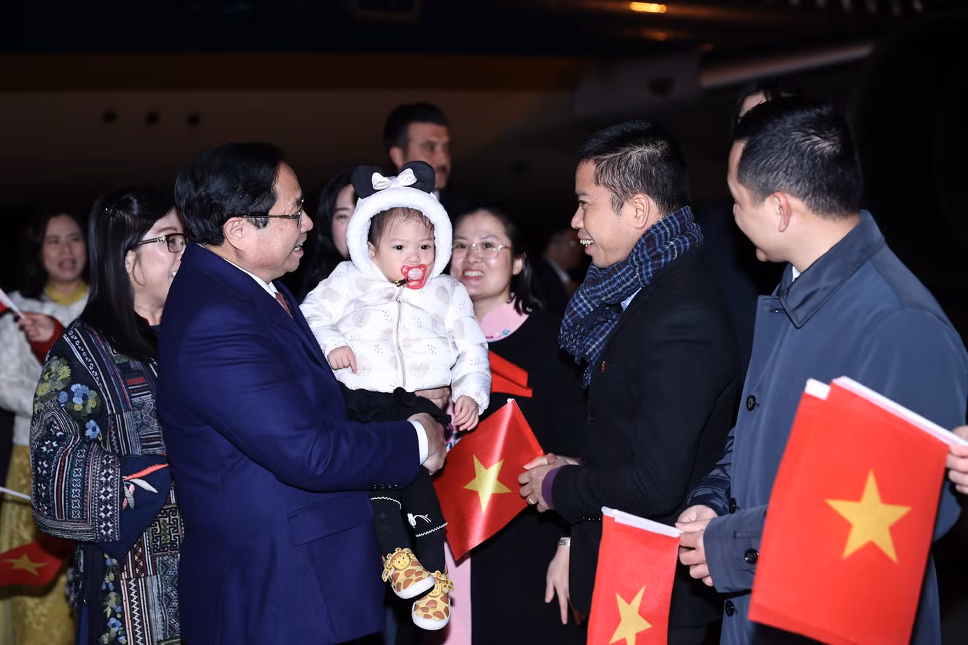 Cán bộ, nhân viên Đại sứ quán và bà con kiều bào chào đón Thủ tướng Phạm Minh Chính và Phu nhân. Cán bộ, nhân viên Đại sứ quán và bà con kiều bào chào đón Thủ tướng Phạm Minh Chính và Phu nhân.