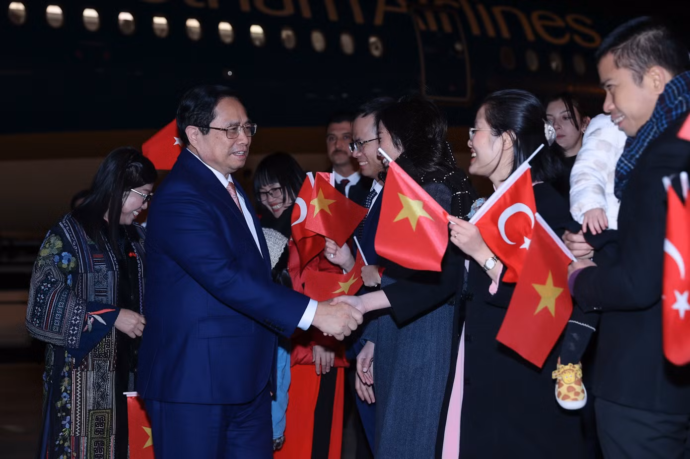 Thủ tướng Phạm Minh Chính và Phu nhân tại sân bay quốc tế Esenboga. Thủ tướng Phạm Minh Chính và Phu nhân tại sân bay quốc tế Esenboga.