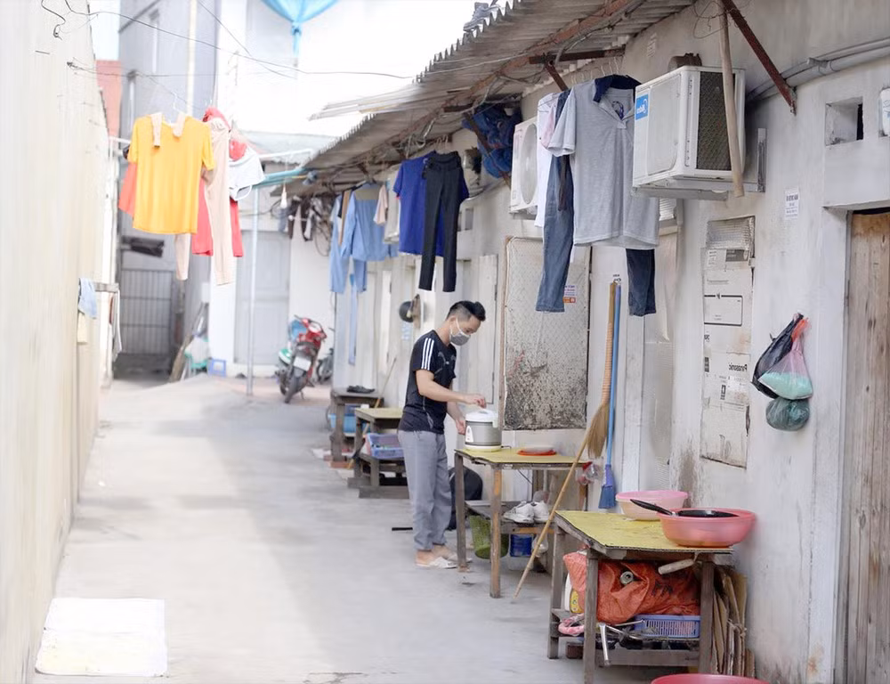 Nhiều gia đình công nhân phải thuê nhà ở chật chội.